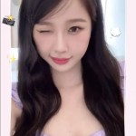 女团wink虞书欣穿紫色长裙配单眼wink白到发光还很活泼